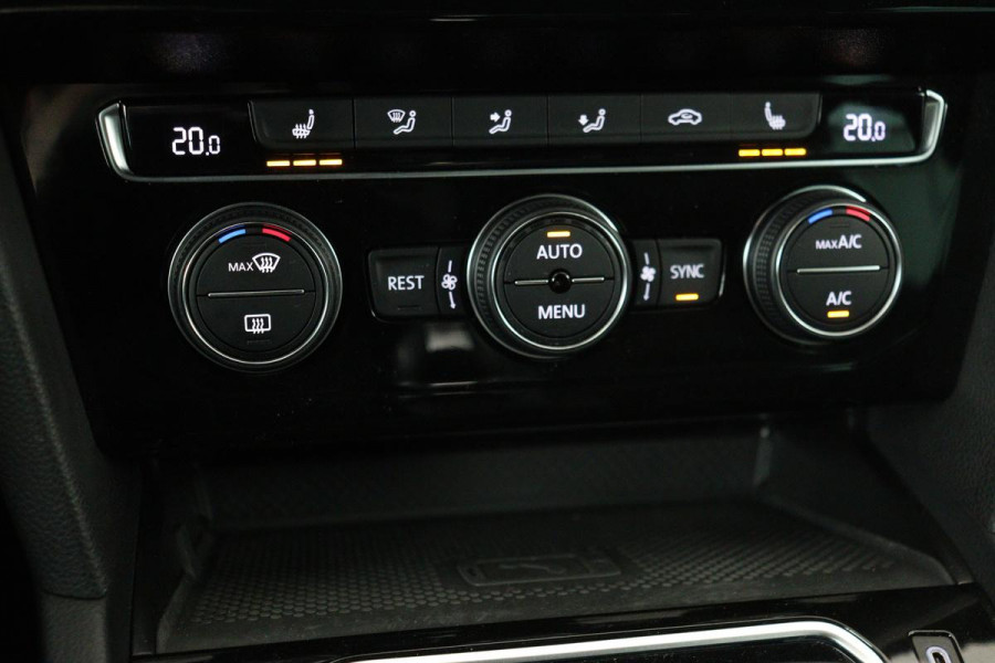 Volkswagen Passat 1.5 TSI R Line | Stoelverwarming | Matrix LED | Adaptive cruise | Carplay | Leder/Alcantara | Navigatie | Parkeerhulp