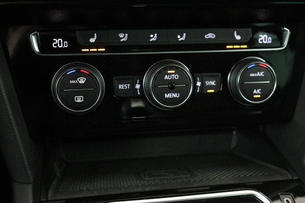 Volkswagen Passat 1.5 TSI R Line | Stoelverwarming | Matrix LED | Adaptive cruise | Carplay | Leder/Alcantara | Navigatie | Parkeerhulp