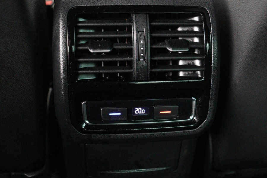 Volkswagen Passat 1.5 TSI R Line | Stoelverwarming | Matrix LED | Adaptive cruise | Carplay | Leder/Alcantara | Navigatie | Parkeerhulp