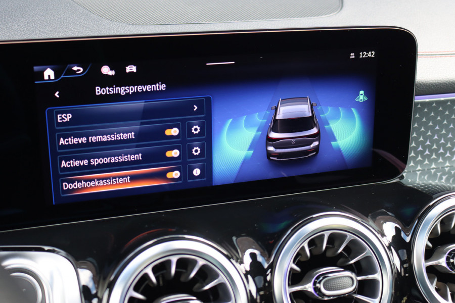 Mercedes-Benz EQB 350 4MATIC AMG Line 71 kWh | Facelift | Distronic | Burmester  | Memory | HUD | Trekhaak | Panoramadak | Verwarmd Stuurwiel | Keyless Go | Vario-achterbank |