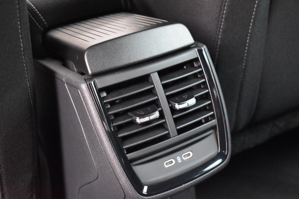 Škoda Kamiq 1.0 TSI Sport Business / Carplay / Sensoren achter / LED / Sportstoelen