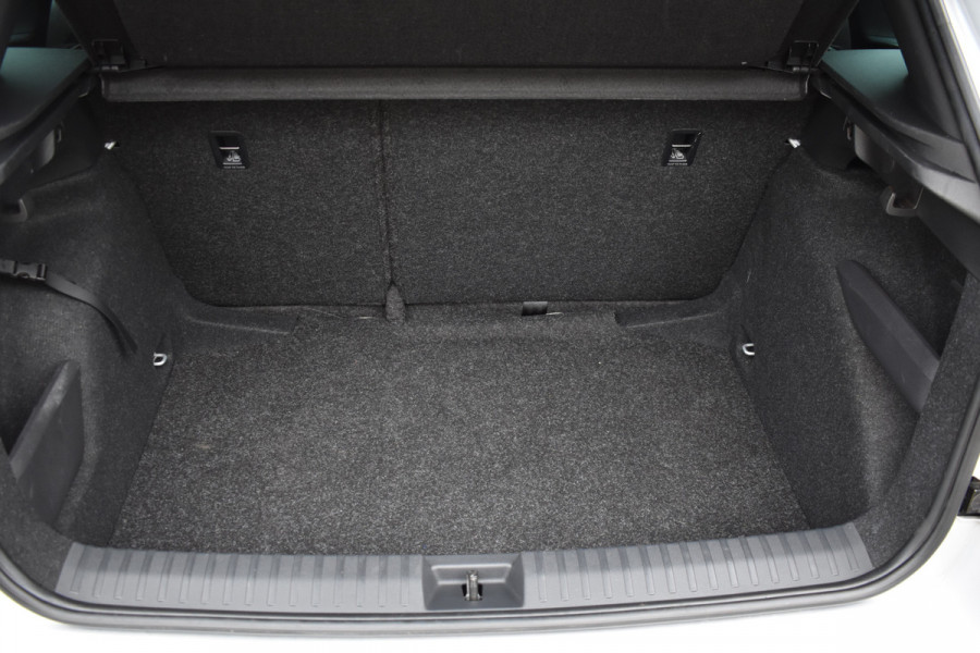 Škoda Kamiq 1.0 TSI Sport Business / Carplay / Sensoren achter / LED / Sportstoelen