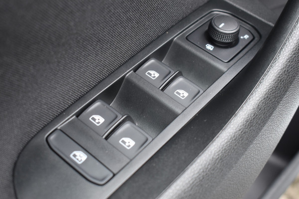 Škoda Kamiq 1.0 TSI Sport Business / Carplay / Sensoren achter / LED / Sportstoelen