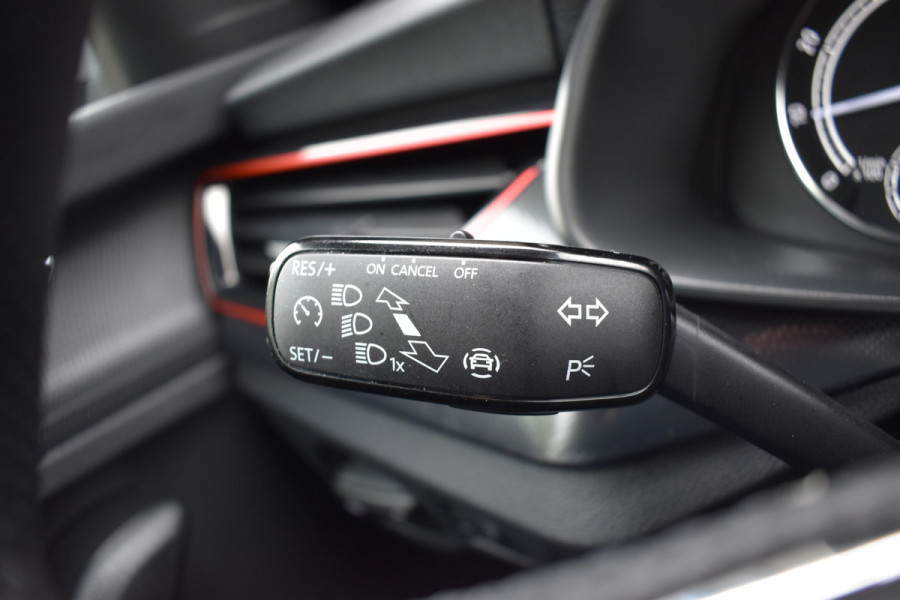 Škoda Kamiq 1.0 TSI Sport Business / Carplay / Sensoren achter / LED / Sportstoelen