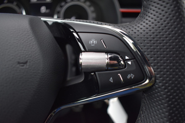 Škoda Kamiq 1.0 TSI Sport Business / Carplay / Sensoren achter / LED / Sportstoelen