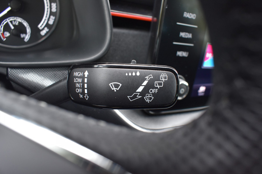 Škoda Kamiq 1.0 TSI Sport Business / Carplay / Sensoren achter / LED / Sportstoelen