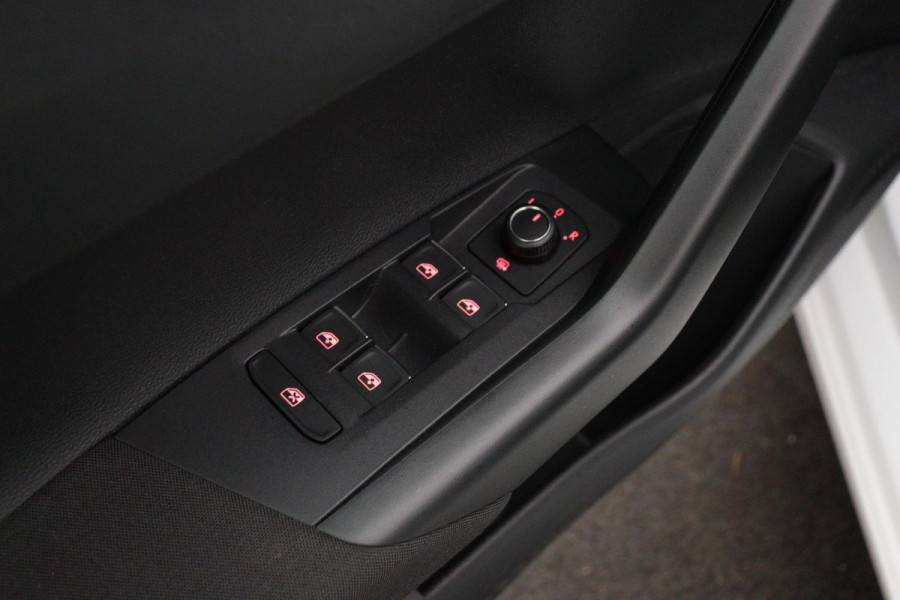 Volkswagen Polo 1.0 TSI Comfortline (NAVIGATIE CARPLAY, STUURBEDIENING, 1e EIGENAAR, GOED ONDERHOUDEN)