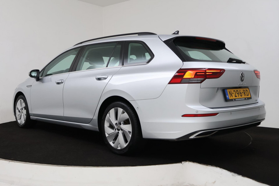 Volkswagen GOLF Variant 1.5 eTSI Style (ACHTERUITRIJCAMERA, PARKEERSENSOREN, NAVIGATIE, ELEKTR STOELEN, SFEERVERLICHTING)