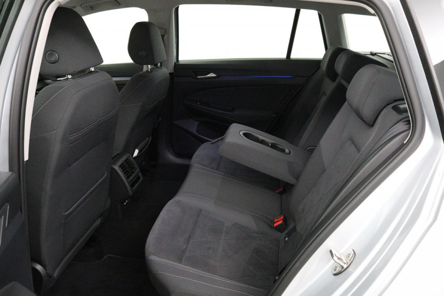 Volkswagen GOLF Variant 1.5 eTSI Style (ACHTERUITRIJCAMERA, PARKEERSENSOREN, NAVIGATIE, ELEKTR STOELEN, SFEERVERLICHTING)