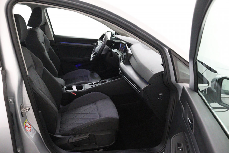 Volkswagen GOLF Variant 1.5 eTSI Style (ACHTERUITRIJCAMERA, PARKEERSENSOREN, NAVIGATIE, ELEKTR STOELEN, SFEERVERLICHTING)