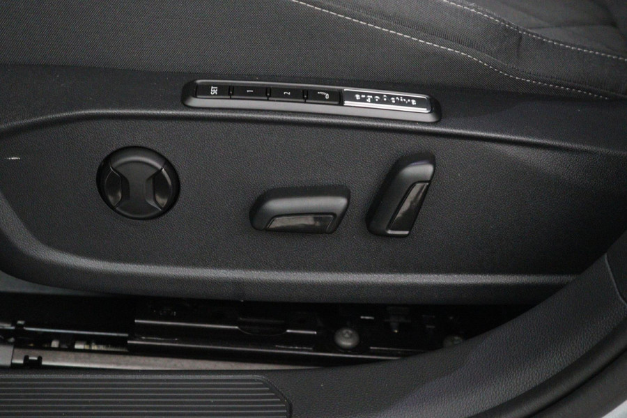 Volkswagen GOLF Variant 1.5 eTSI Style (ACHTERUITRIJCAMERA, PARKEERSENSOREN, NAVIGATIE, ELEKTR STOELEN, SFEERVERLICHTING)