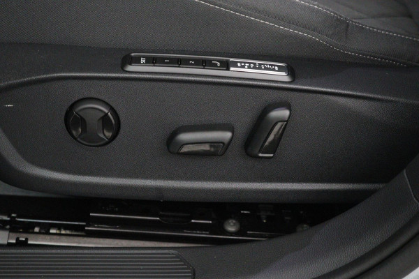 Volkswagen GOLF Variant 1.5 eTSI Style (ACHTERUITRIJCAMERA, PARKEERSENSOREN, NAVIGATIE, ELEKTR STOELEN, SFEERVERLICHTING)
