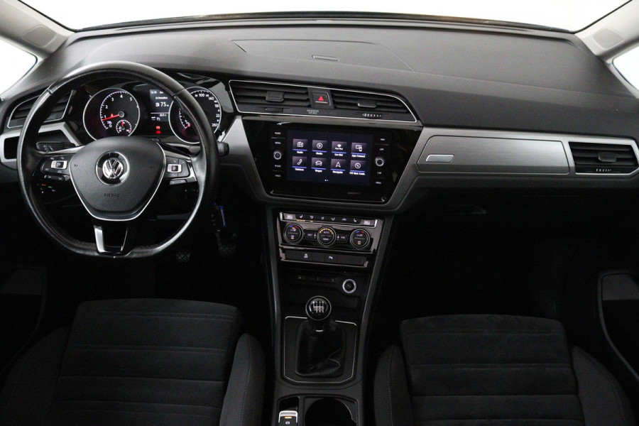 Volkswagen Touran 1.4 TSI Comfortline Business (PANORAMADAK, PARKEERSENSOREN, TREKHAAK, CAMERA, STOELVERWARMING, NAVIGATIE)
