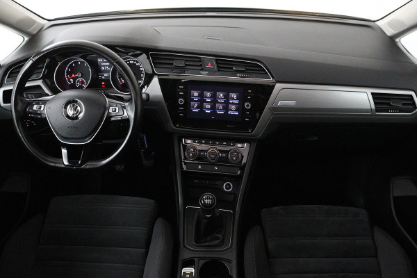 Volkswagen Touran 1.4 TSI Comfortline Business (PANORAMADAK, PARKEERSENSOREN, TREKHAAK, CAMERA, STOELVERWARMING, NAVIGATIE)