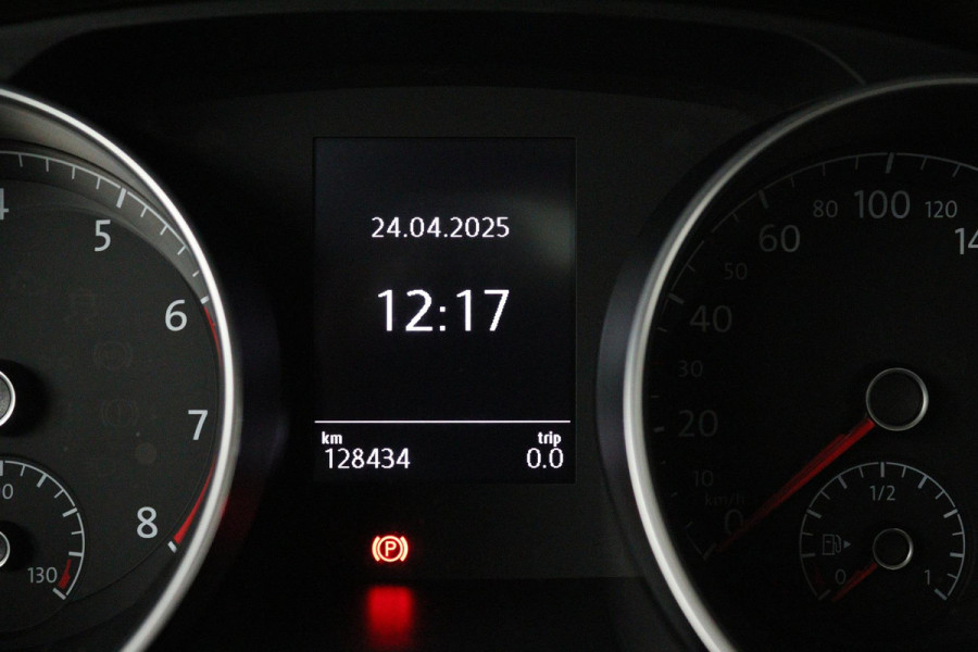 Volkswagen Touran 1.4 TSI Comfortline Business (PANORAMADAK, PARKEERSENSOREN, TREKHAAK, CAMERA, STOELVERWARMING, NAVIGATIE)