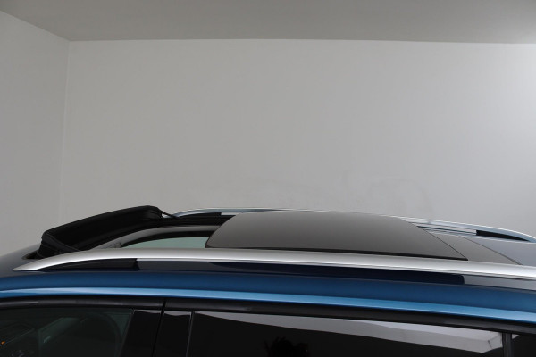 Volkswagen Touran 1.4 TSI Comfortline Business (PANORAMADAK, PARKEERSENSOREN, TREKHAAK, CAMERA, STOELVERWARMING, NAVIGATIE)