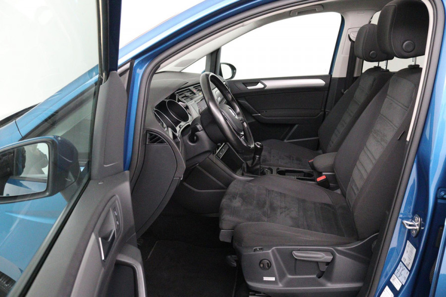 Volkswagen Touran 1.4 TSI Comfortline Business (PANORAMADAK, PARKEERSENSOREN, TREKHAAK, CAMERA, STOELVERWARMING, NAVIGATIE)