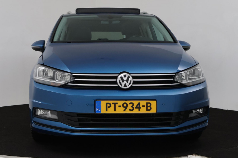 Volkswagen Touran 1.4 TSI Comfortline Business (PANORAMADAK, PARKEERSENSOREN, TREKHAAK, CAMERA, STOELVERWARMING, NAVIGATIE)