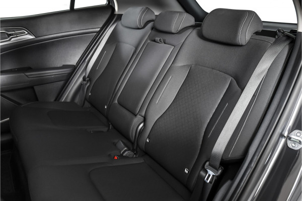 Kia Sportage 1.6 T-GDi MHEV 160 PK DynamicLine - Automaat | Dig. Cockpit | Adapt. Cruise | Stuur-+Stuurverw. | PDC | Camera | NAV + App. Connect | ECC | LM 17" | 2761