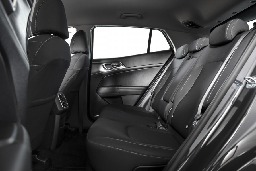 Kia Sportage 1.6 T-GDi MHEV 160 PK DynamicLine - Automaat | Dig. Cockpit | Adapt. Cruise | Stuur-+Stuurverw. | PDC | Camera | NAV + App. Connect | ECC | LM 17" | 2761