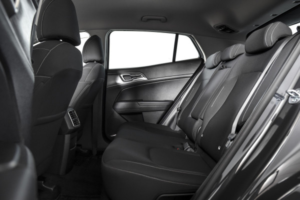 Kia Sportage 1.6 T-GDi MHEV 160 PK DynamicLine - Automaat | Dig. Cockpit | Adapt. Cruise | Stuur-+Stuurverw. | PDC | Camera | NAV + App. Connect | ECC | LM 17" | 2761
