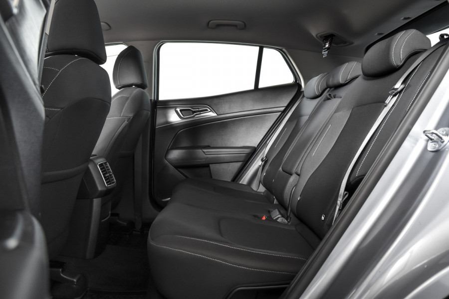 Kia Sportage 1.6 T-GDi MHEV 160 PK DynamicLine - Automaat | Afn. Trekhaak | Dig. Cockpit | Adapt. Cruise | Stuur-+Stuurverw. | PDC | Camera | NAV + App. Connect | ECC | LM 17" | 2832