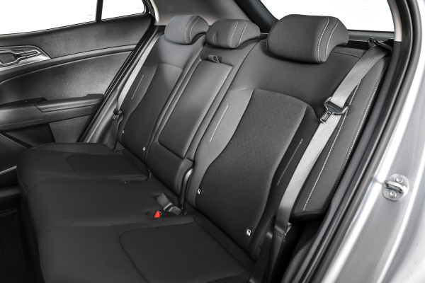 Kia Sportage 1.6 T-GDi MHEV 160 PK DynamicLine - Automaat | Afn. Trekhaak | Dig. Cockpit | Adapt. Cruise | Stuur-+Stuurverw. | PDC | Camera | NAV + App. Connect | ECC | LM 17" | 2832