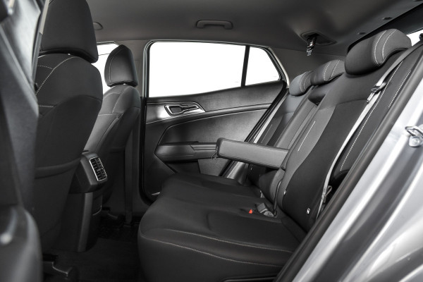 Kia Sportage 1.6 T-GDi MHEV 160 PK DynamicLine - Automaat | Afn. Trekhaak | Dig. Cockpit | Adapt. Cruise | Stuur-+Stuurverw. | PDC | Camera | NAV + App. Connect | ECC | LM 17" | 2832
