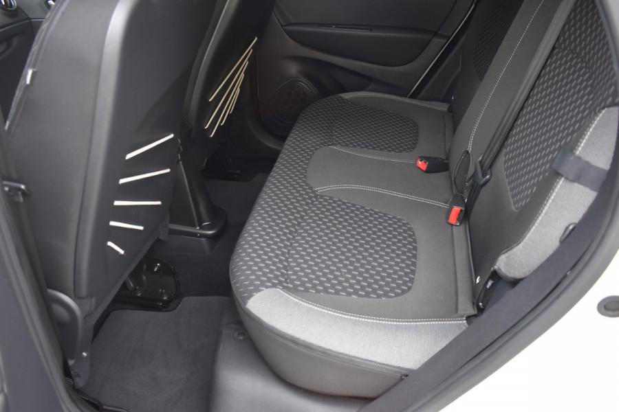 Renault Captur 0.9 TCe Intens / Navigatie / 17" LM / Sensoren achter / Carplay / Keyless