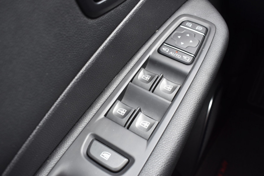 Renault Captur 0.9 TCe Intens / Navigatie / 17" LM / Sensoren achter / Carplay / Keyless