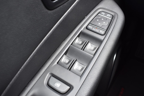Renault Captur 0.9 TCe Intens / Navigatie / 17" LM / Sensoren achter / Carplay / Keyless
