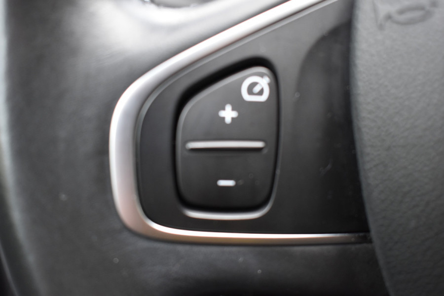Renault Captur 0.9 TCe Intens / Navigatie / 17" LM / Sensoren achter / Carplay / Keyless