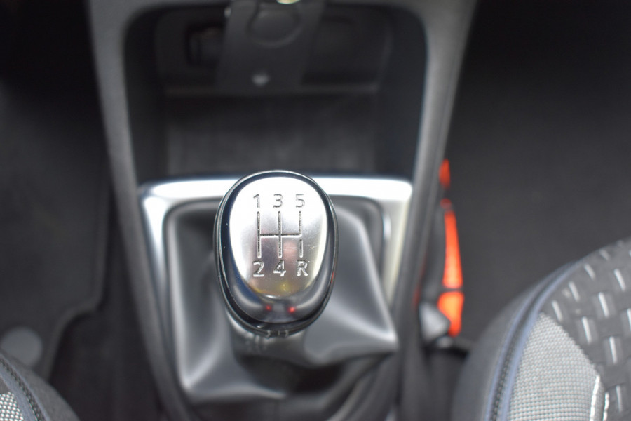 Renault Captur 0.9 TCe Intens / Navigatie / 17" LM / Sensoren achter / Carplay / Keyless