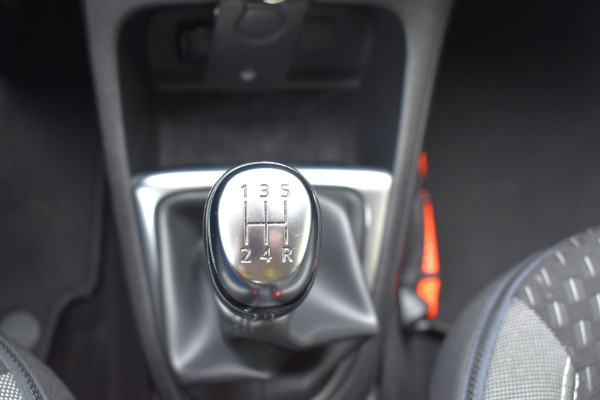 Renault Captur 0.9 TCe Intens / Navigatie / 17" LM / Sensoren achter / Carplay / Keyless