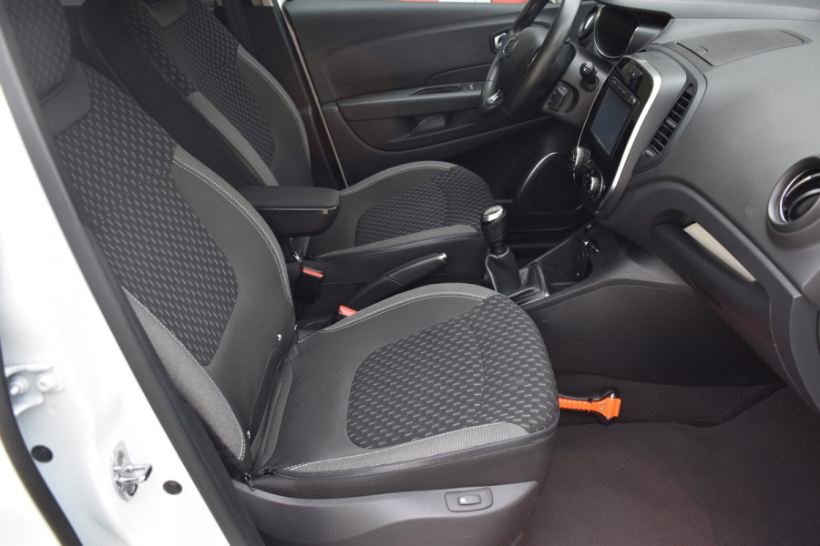 Renault Captur 0.9 TCe Intens / Navigatie / 17" LM / Sensoren achter / Carplay / Keyless
