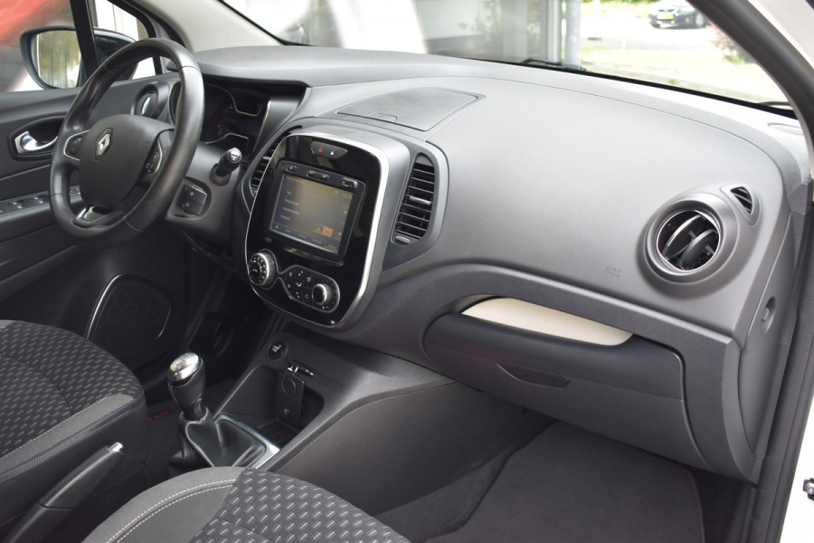 Renault Captur 0.9 TCe Intens / Navigatie / 17" LM / Sensoren achter / Carplay / Keyless