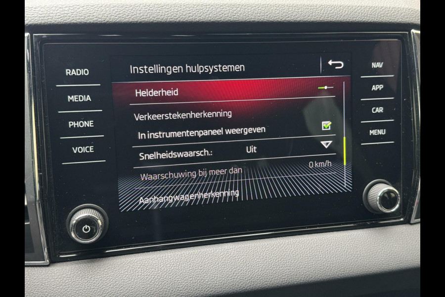 Škoda Karoq 1.5 TSI Sportline Automaat | Stoelverwarming | Apple CarPlay | LED verlichting | Trekhaak uitklapbaar | Adaptieve cruise control