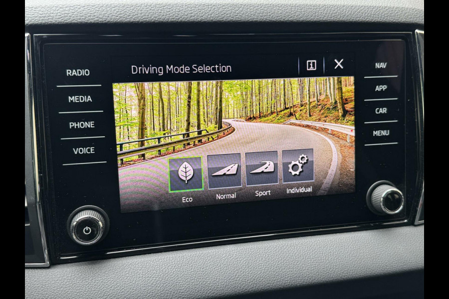 Škoda Karoq 1.5 TSI Sportline Automaat | Stoelverwarming | Apple CarPlay | LED verlichting | Trekhaak uitklapbaar | Adaptieve cruise control