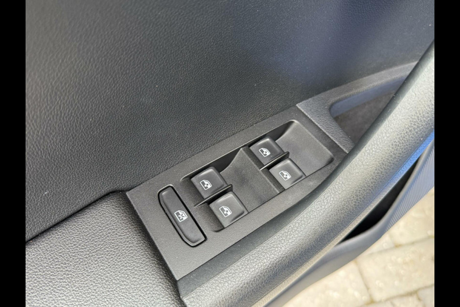 Škoda Octavia Combi 1.0 TSI Sport Navigatiesysteem | Trekhaak | Apple CarPlay | Climate control | Cruise control | Getint glas | Parkeersensor