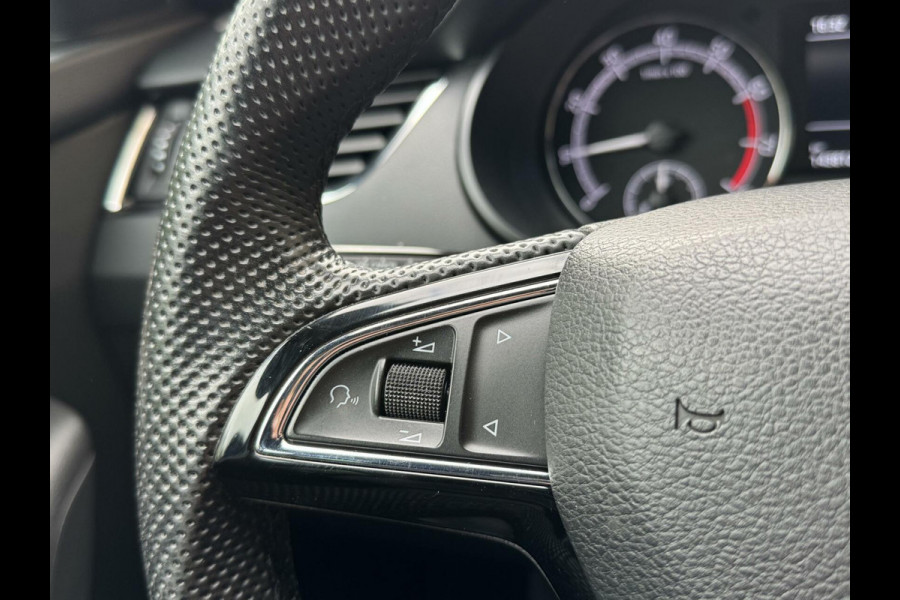 Škoda Octavia Combi 1.0 TSI Sport Navigatiesysteem | Trekhaak | Apple CarPlay | Climate control | Cruise control | Getint glas | Parkeersensor