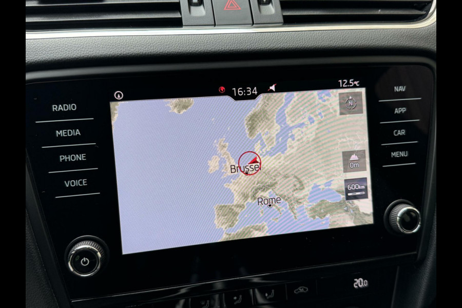 Škoda Octavia Combi 1.0 TSI Sport Navigatiesysteem | Trekhaak | Apple CarPlay | Climate control | Cruise control | Getint glas | Parkeersensor