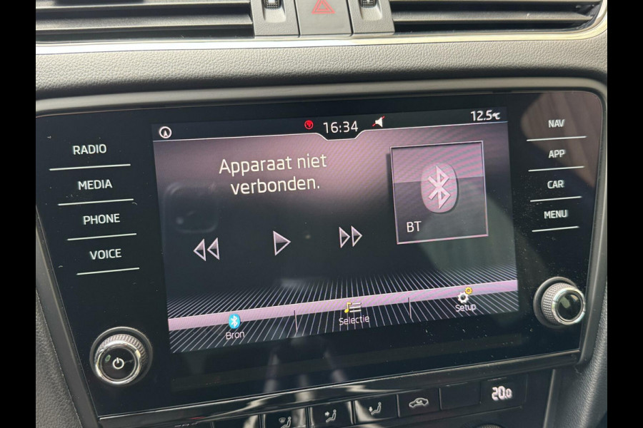 Škoda Octavia Combi 1.0 TSI Sport Navigatiesysteem | Trekhaak | Apple CarPlay | Climate control | Cruise control | Getint glas | Parkeersensor