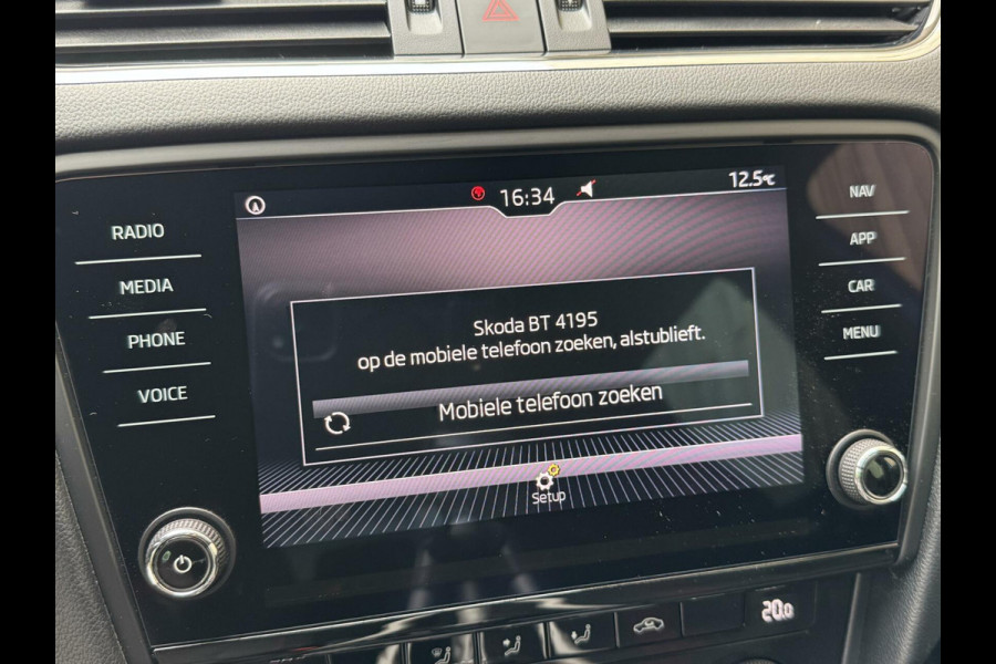 Škoda Octavia Combi 1.0 TSI Sport Navigatiesysteem | Trekhaak | Apple CarPlay | Climate control | Cruise control | Getint glas | Parkeersensor