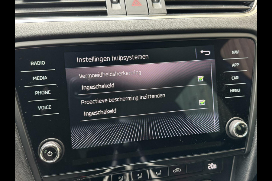 Škoda Octavia Combi 1.0 TSI Sport Navigatiesysteem | Trekhaak | Apple CarPlay | Climate control | Cruise control | Getint glas | Parkeersensor