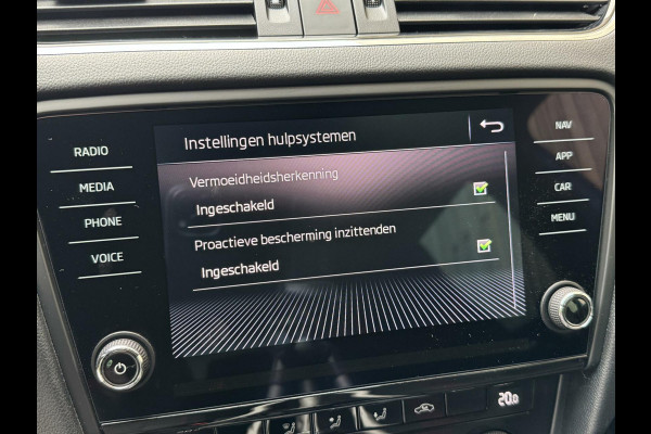 Škoda Octavia Combi 1.0 TSI Sport Navigatiesysteem | Trekhaak | Apple CarPlay | Climate control | Cruise control | Getint glas | Parkeersensor