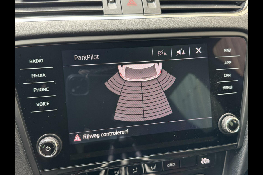 Škoda Octavia Combi 1.0 TSI Sport Navigatiesysteem | Trekhaak | Apple CarPlay | Climate control | Cruise control | Getint glas | Parkeersensor