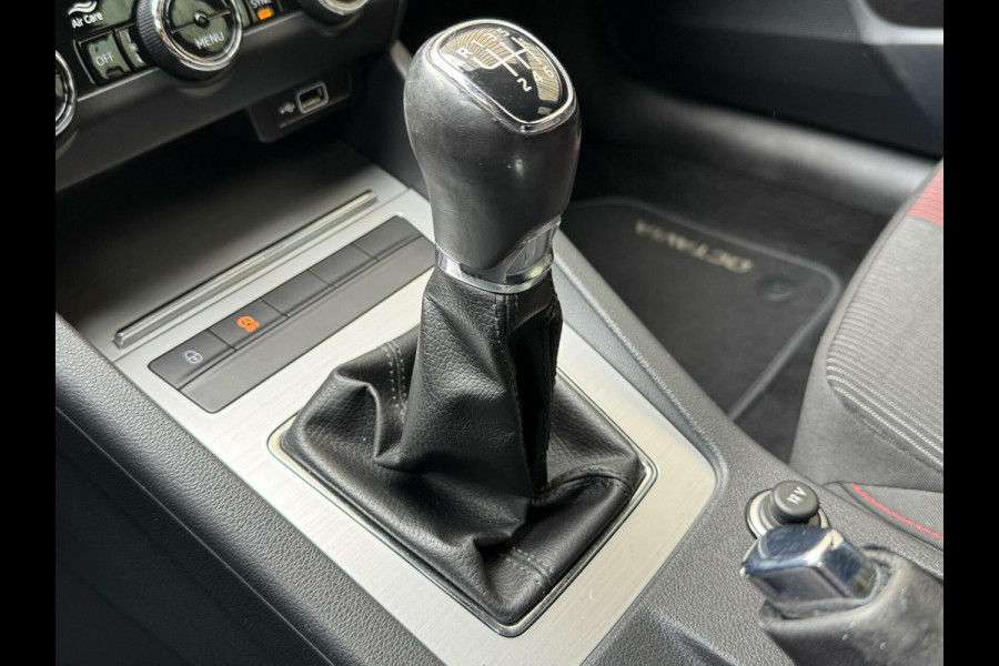 Škoda Octavia Combi 1.0 TSI Sport Navigatiesysteem | Trekhaak | Apple CarPlay | Climate control | Cruise control | Getint glas | Parkeersensor