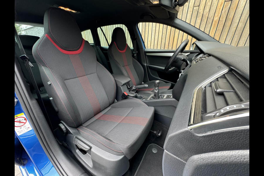 Škoda Octavia Combi 1.0 TSI Sport Navigatiesysteem | Trekhaak | Apple CarPlay | Climate control | Cruise control | Getint glas | Parkeersensor