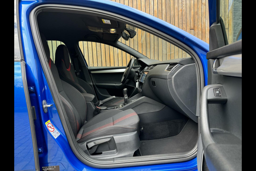 Škoda Octavia Combi 1.0 TSI Sport Navigatiesysteem | Trekhaak | Apple CarPlay | Climate control | Cruise control | Getint glas | Parkeersensor