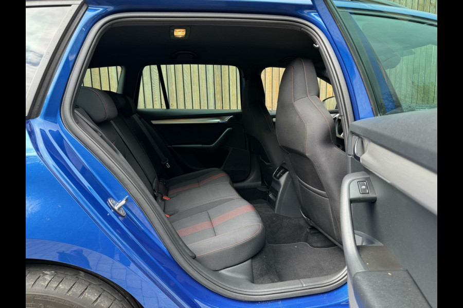 Škoda Octavia Combi 1.0 TSI Sport Navigatiesysteem | Trekhaak | Apple CarPlay | Climate control | Cruise control | Getint glas | Parkeersensor